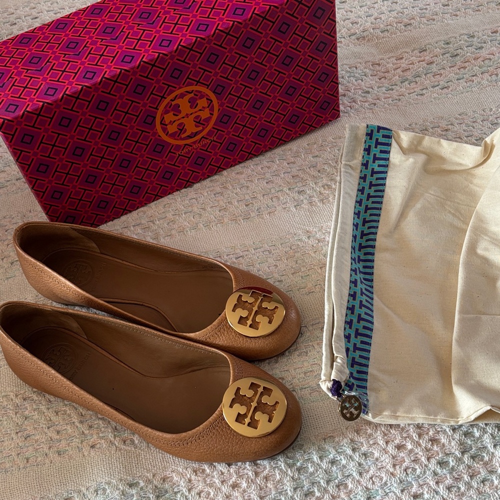 Tory Burch Reva Ballet brown flats w/ Gold Logo * sz 8 * box & dust bag *